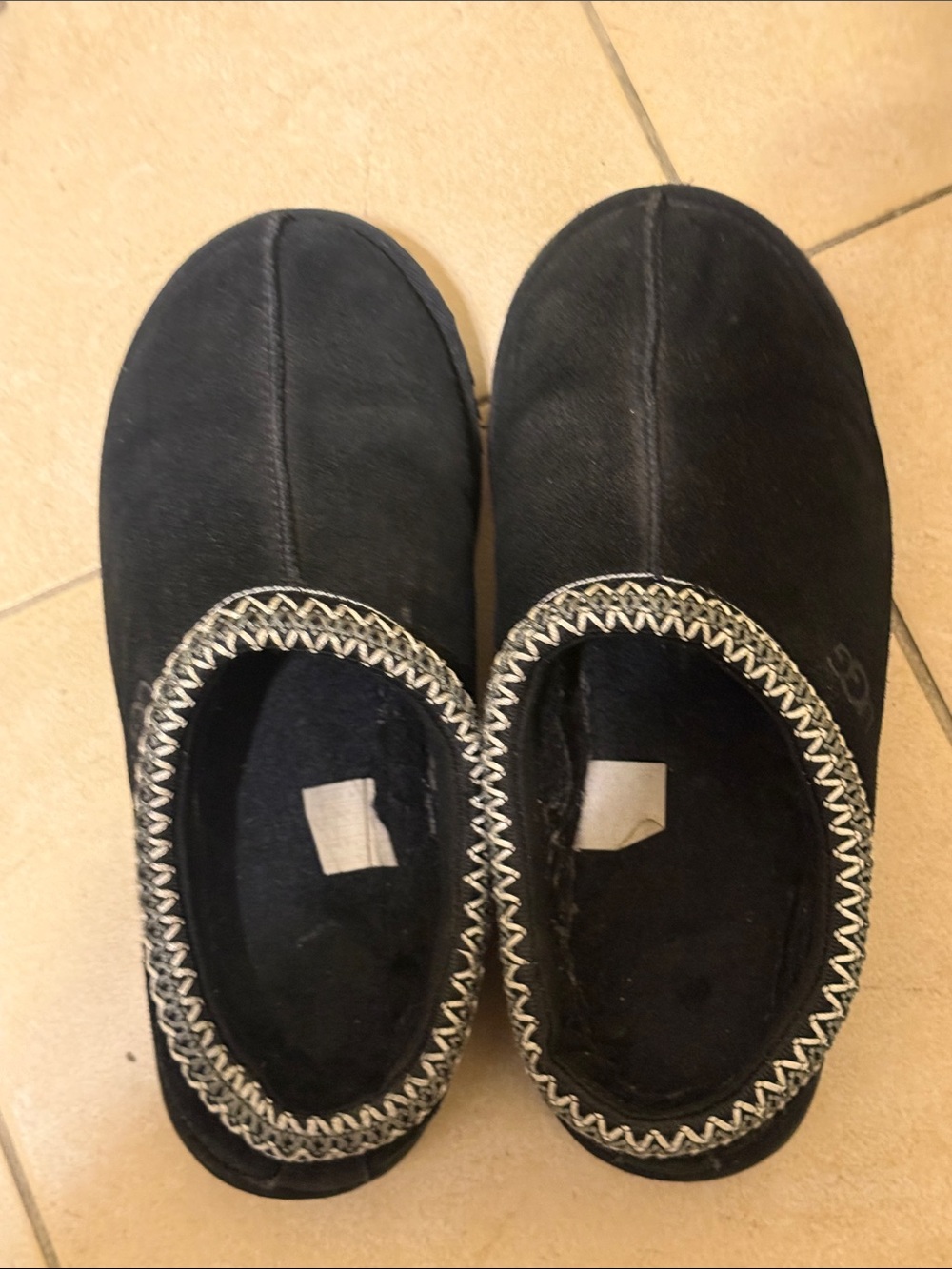 Gently worn women’s Ugg Tasman slipper size 9